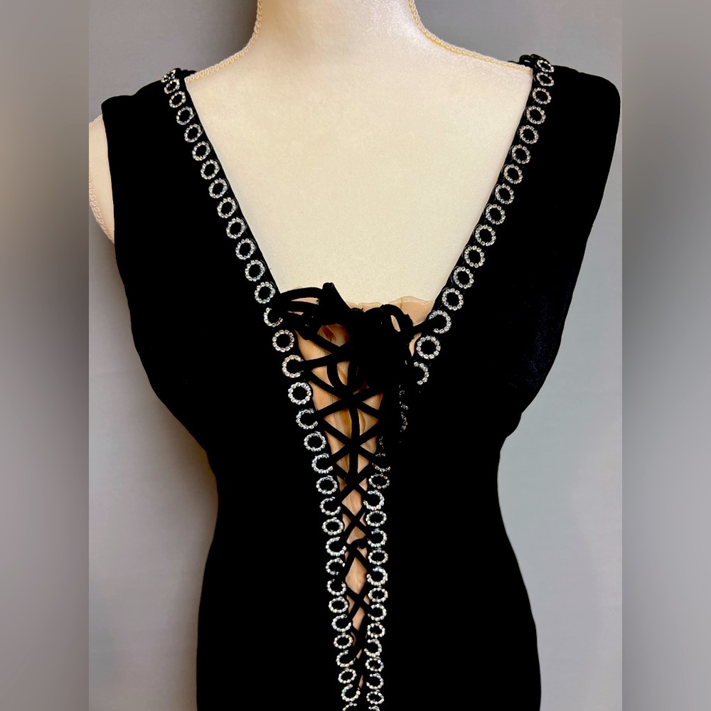 Vintage stunner! Silk Crepe, Rhinestone accents, sz 4/6, 34bust. One of a kind!